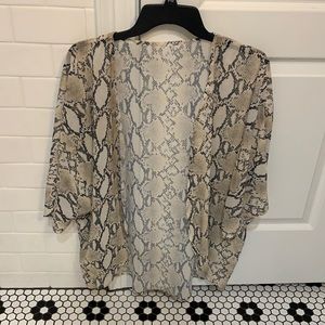 Snake print short sheer kimono top. One size.